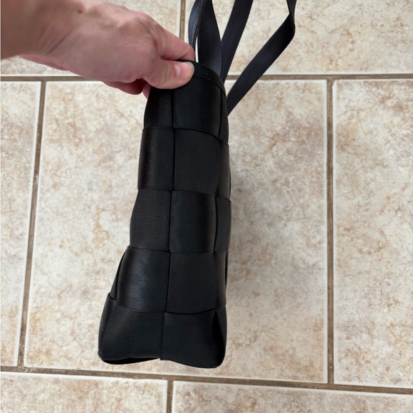 Harvey’s Seatbelt Double Handle Tote - Picture 4 of 9